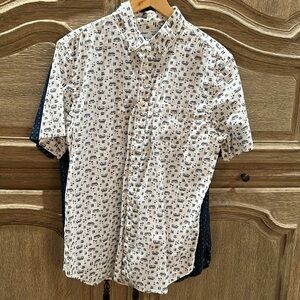 Old Navy- patterned short sleeve button down Men's shirts size M.